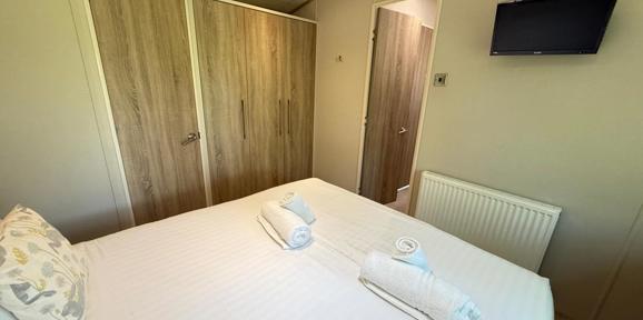 Carnaby Helmsley Lodge, master bedroom with doors at Finlake