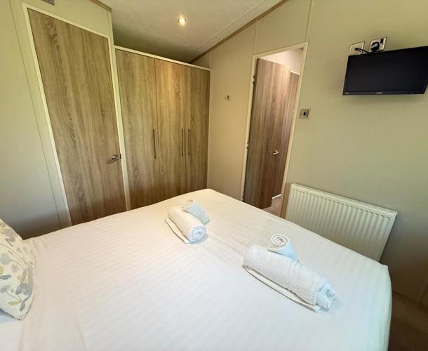 Carnaby Helmsley Lodge, master bedroom with doors at Finlake
