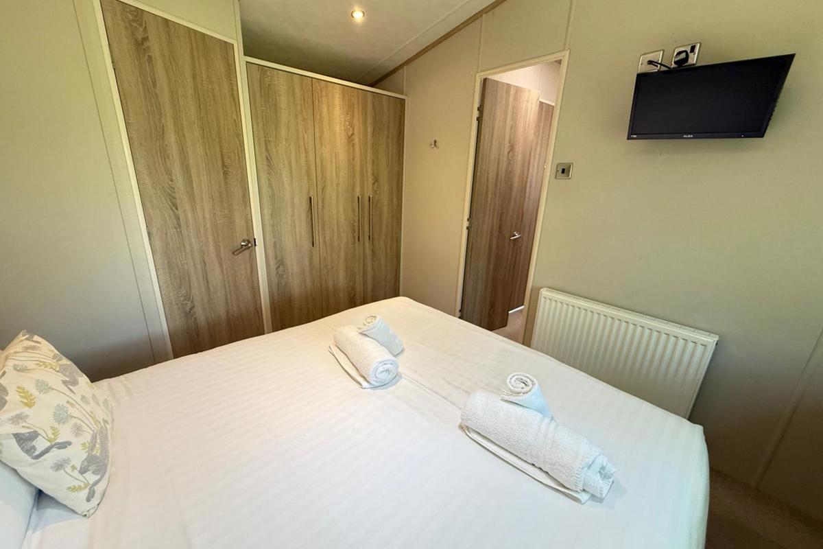 Carnaby Helmsley Lodge, master bedroom with doors at Finlake