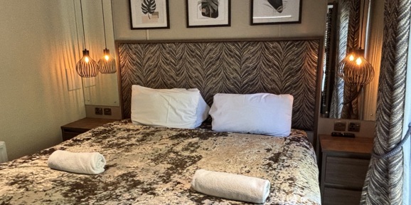 Brokerswood, Carnaby Langham, master bedroom 