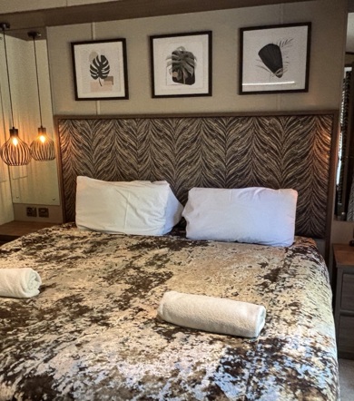 Brokerswood, Carnaby Langham, master bedroom 