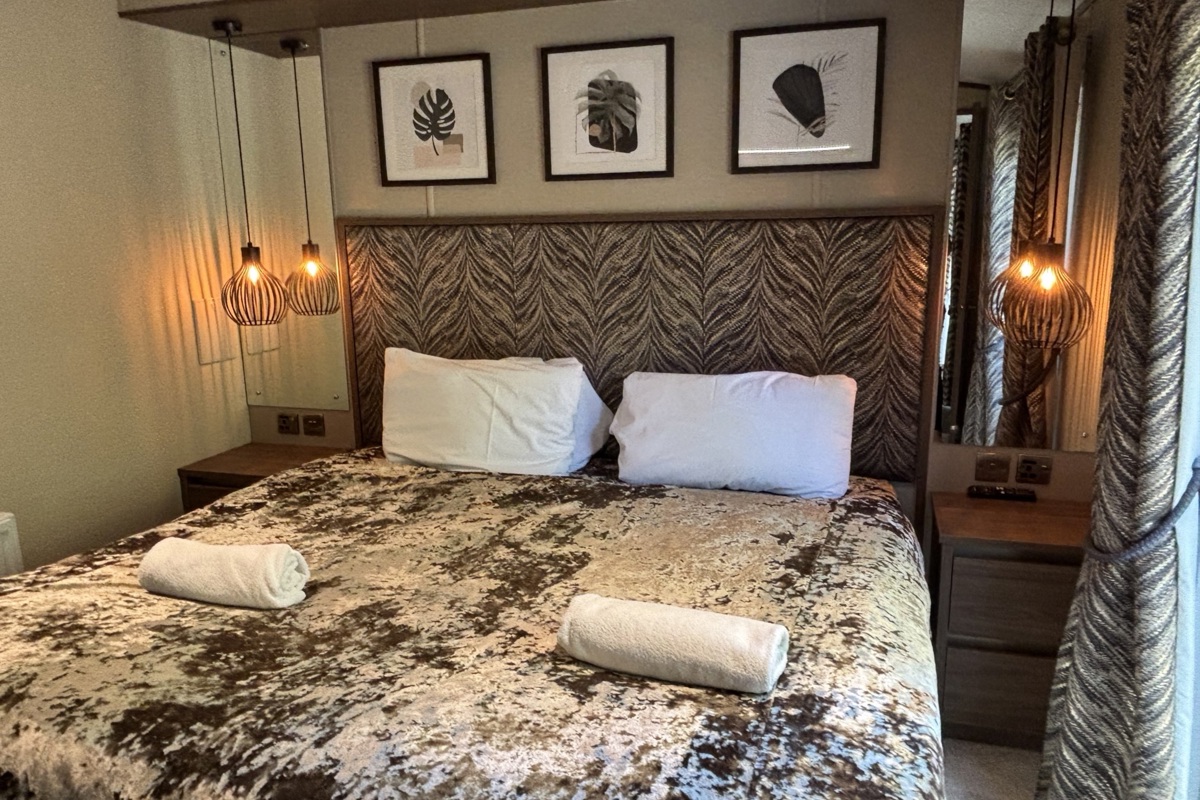 Brokerswood, Carnaby Langham, master bedroom 