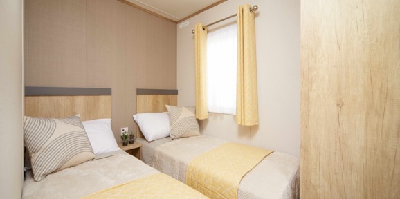 Carnaby Breakaway, twin bedroom at Crugan