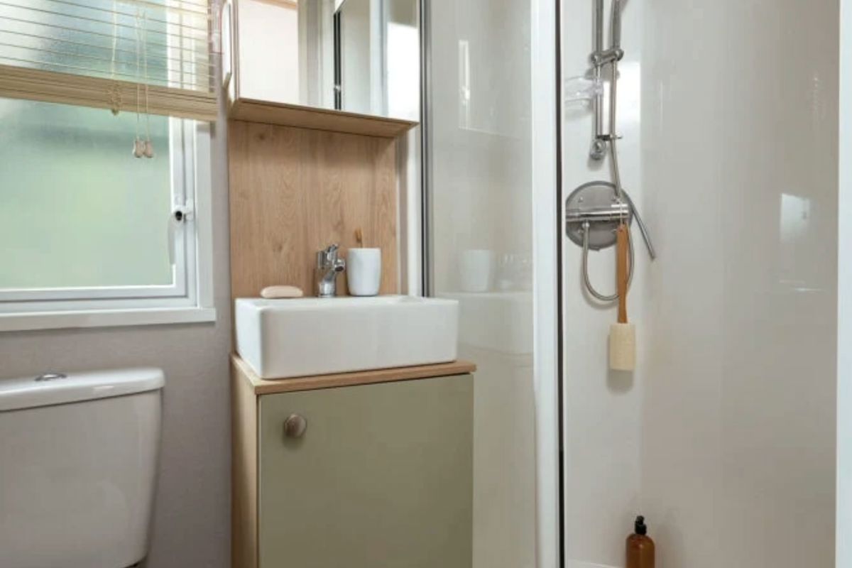 ABI Wimbledon, bathroom at Finlake