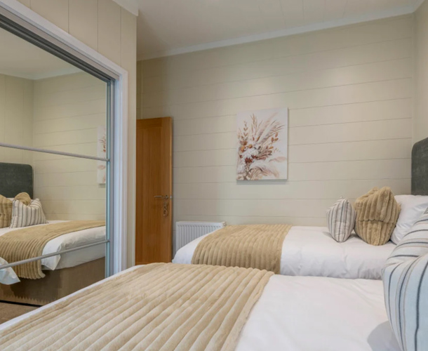 Wessex Contemporary twin bedroom with mirror at The Warren