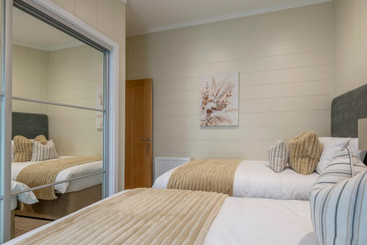 Wessex Contemporary twin bedroom with mirror at The Warren