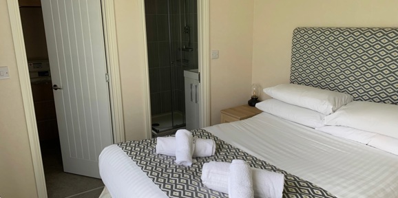 Buckland Lodge, master bedroom at Finlake