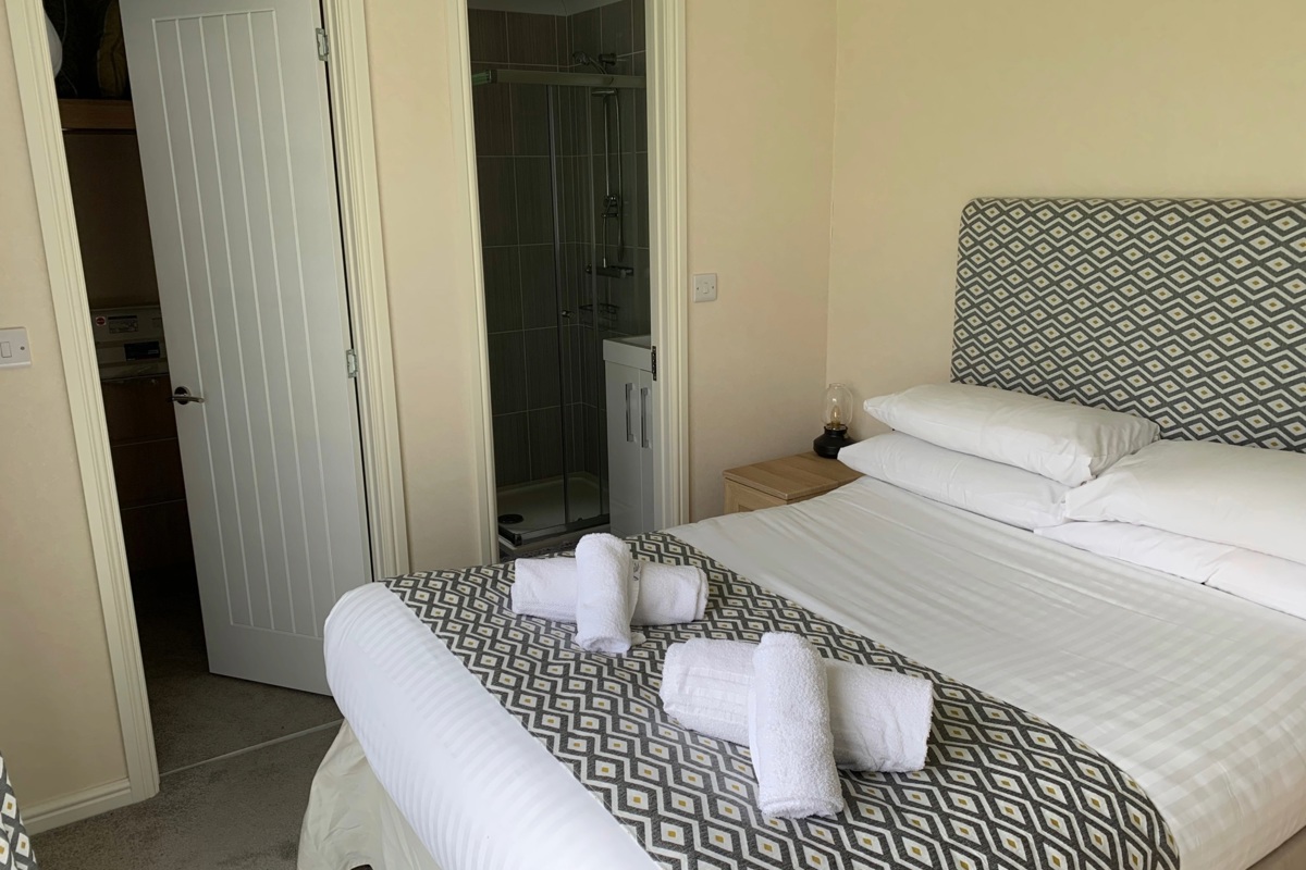 Buckland Lodge, master bedroom at Finlake