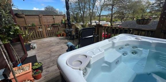 Tingdene Special, hot tub on decking at Devon Hills