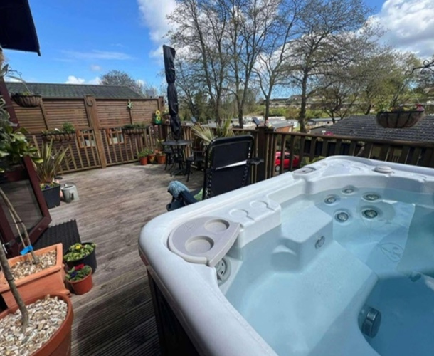 Tingdene Special, hot tub on decking at Devon Hills