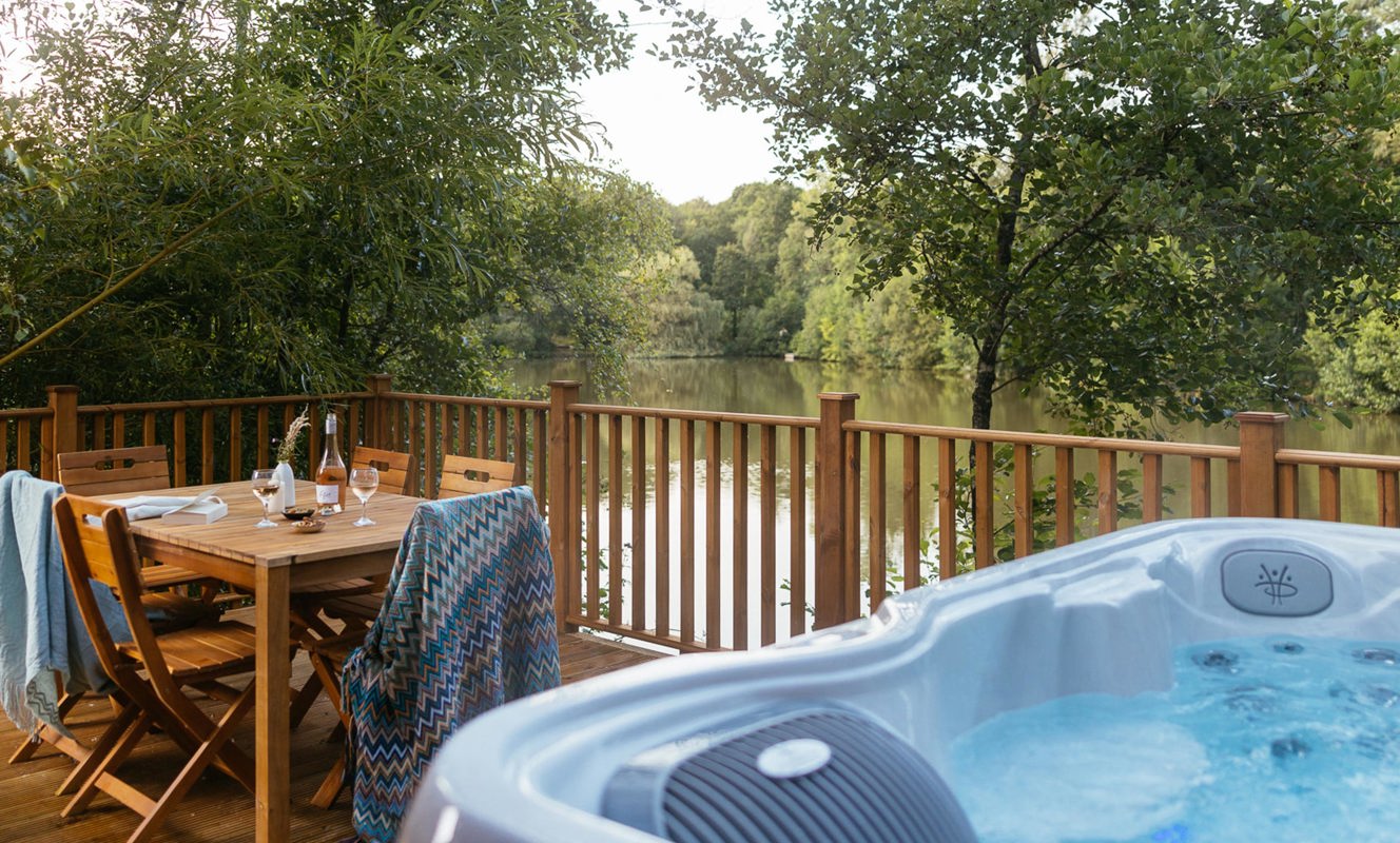 Brokerswood Outside Nibble And Hot Tub