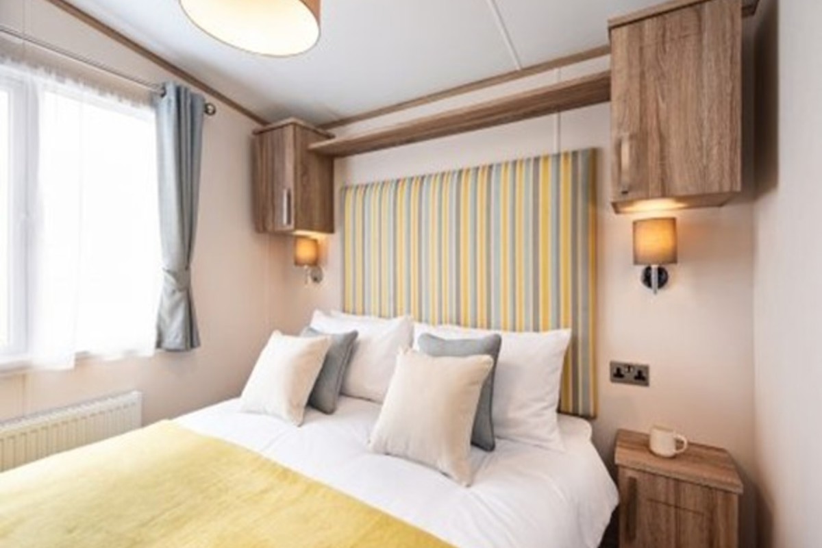 Sunseeker Supreme, master bedroom at Brokerswood