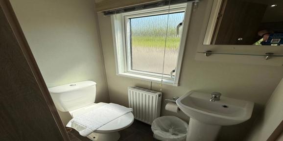 Carnaby Helmsley Lodge, ensuite at Finlake