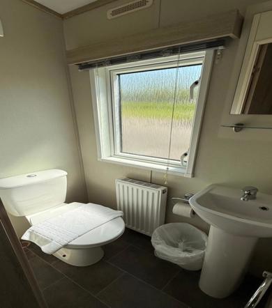 Carnaby Helmsley Lodge, ensuite at Finlake