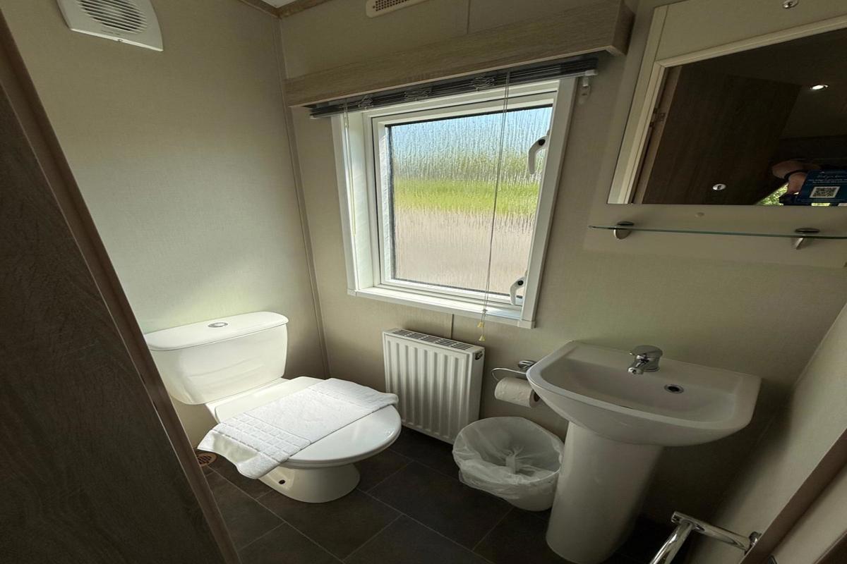 Carnaby Helmsley Lodge, ensuite at Finlake