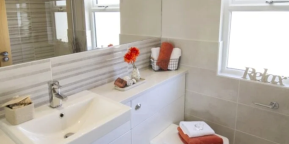 Oakgrove Clarendon, sink in bathroom at Finlake