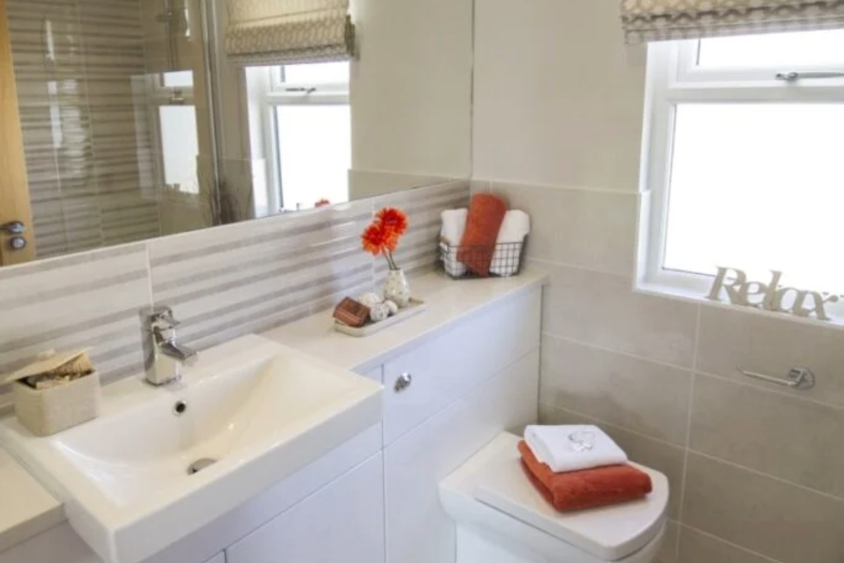 Oakgrove Clarendon, sink in bathroom at Finlake