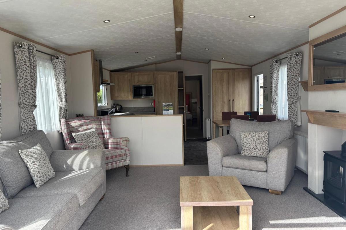 Carnaby Glenmoor Lodge, living room at Dartmoor View