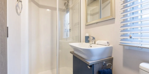 Regal Retreat, shower at Finlake