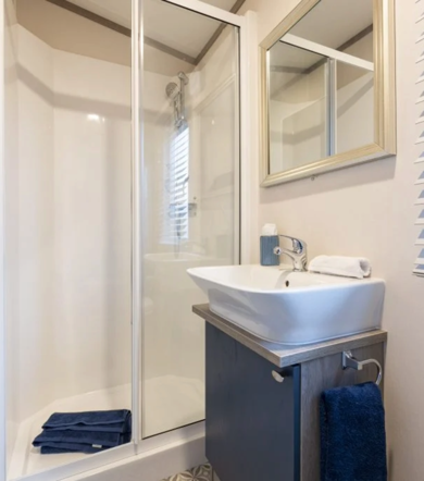 Regal Retreat, shower at Finlake