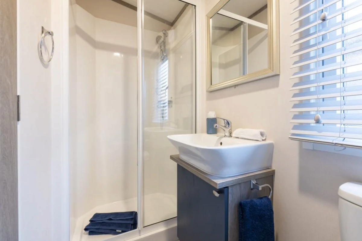 Regal Retreat, shower at Finlake