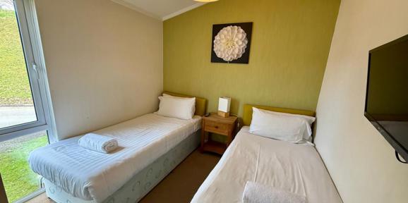 Wessex Summerhouse, twin bedroom with light at Finlake