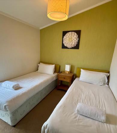 Wessex Summerhouse, twin bedroom with light at Finlake