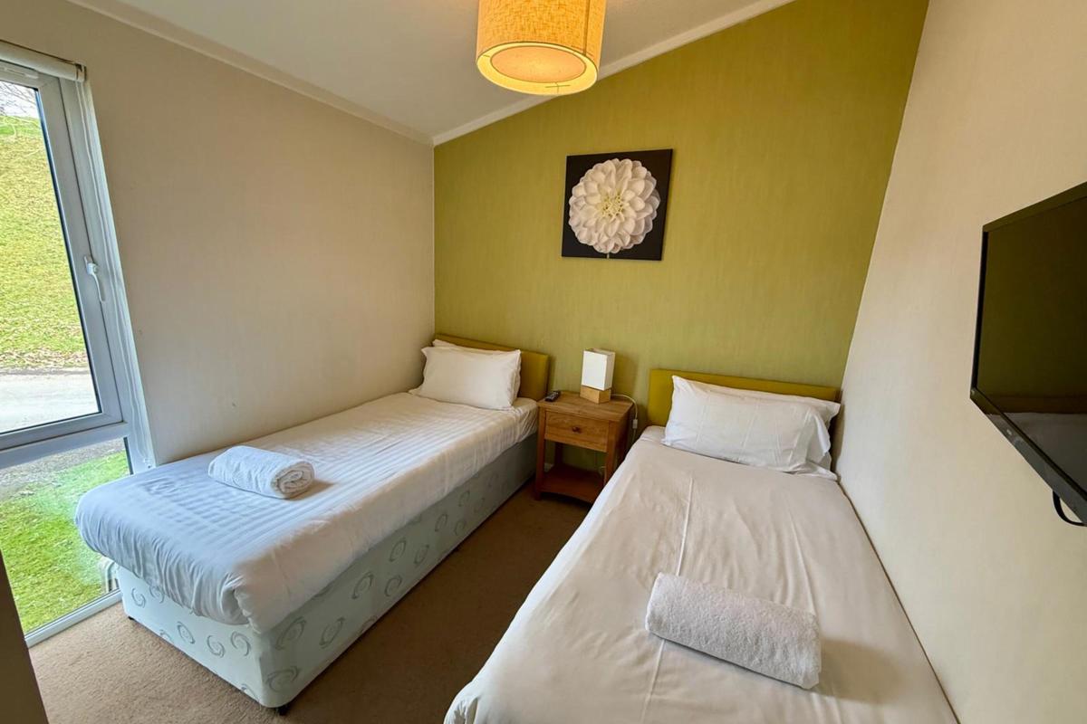 Wessex Summerhouse, twin bedroom with light at Finlake