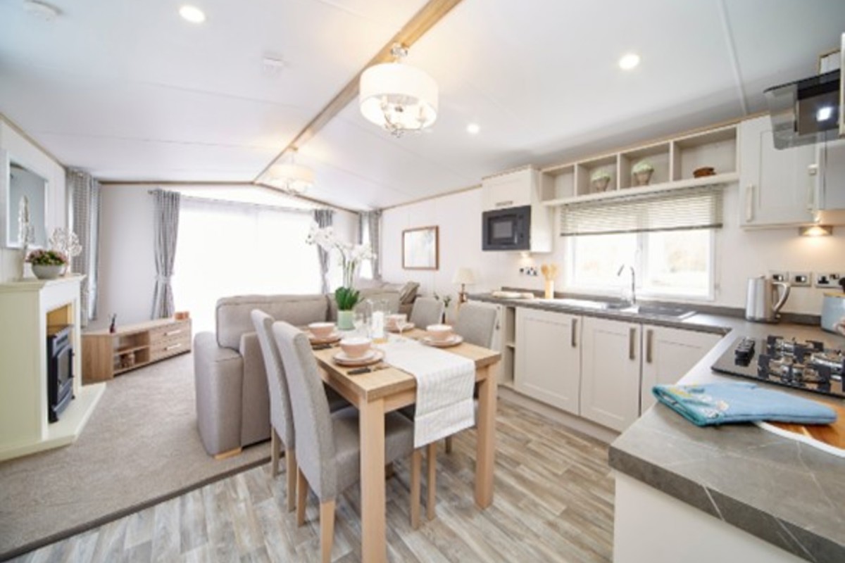 Sunseeker Supreme, open plan area at Brokerswood