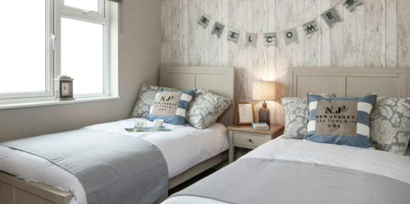 Wessex Contemporary, second twin bedroom at Finlake