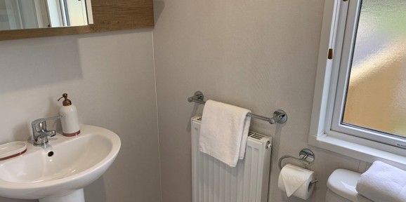 Sunseeker Spirit, bathroom at Brokerswood