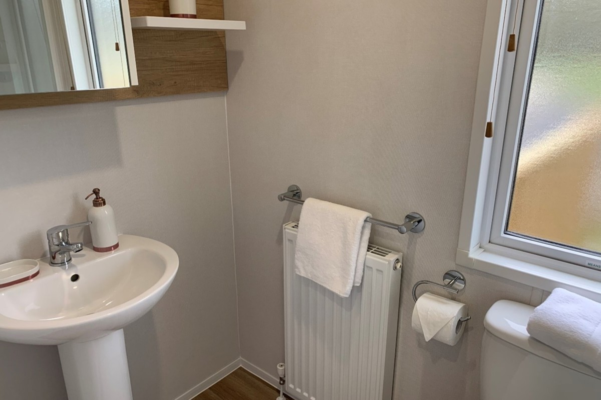 Sunseeker Spirit, bathroom at Brokerswood