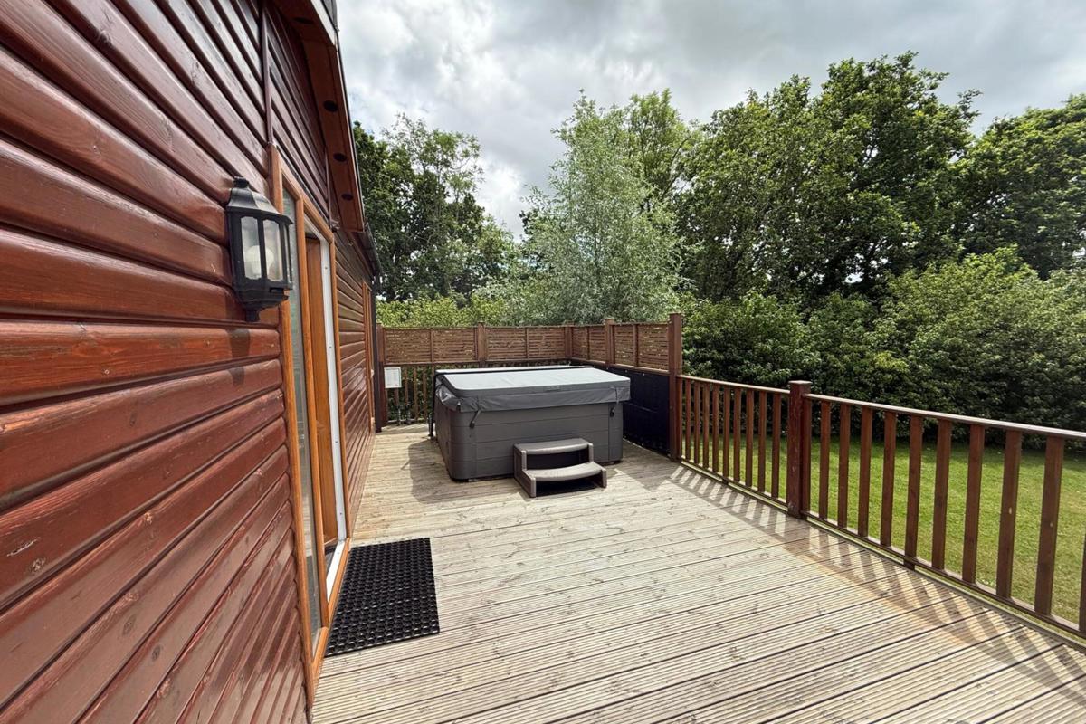 Finlake, Omar Southwold, side decking