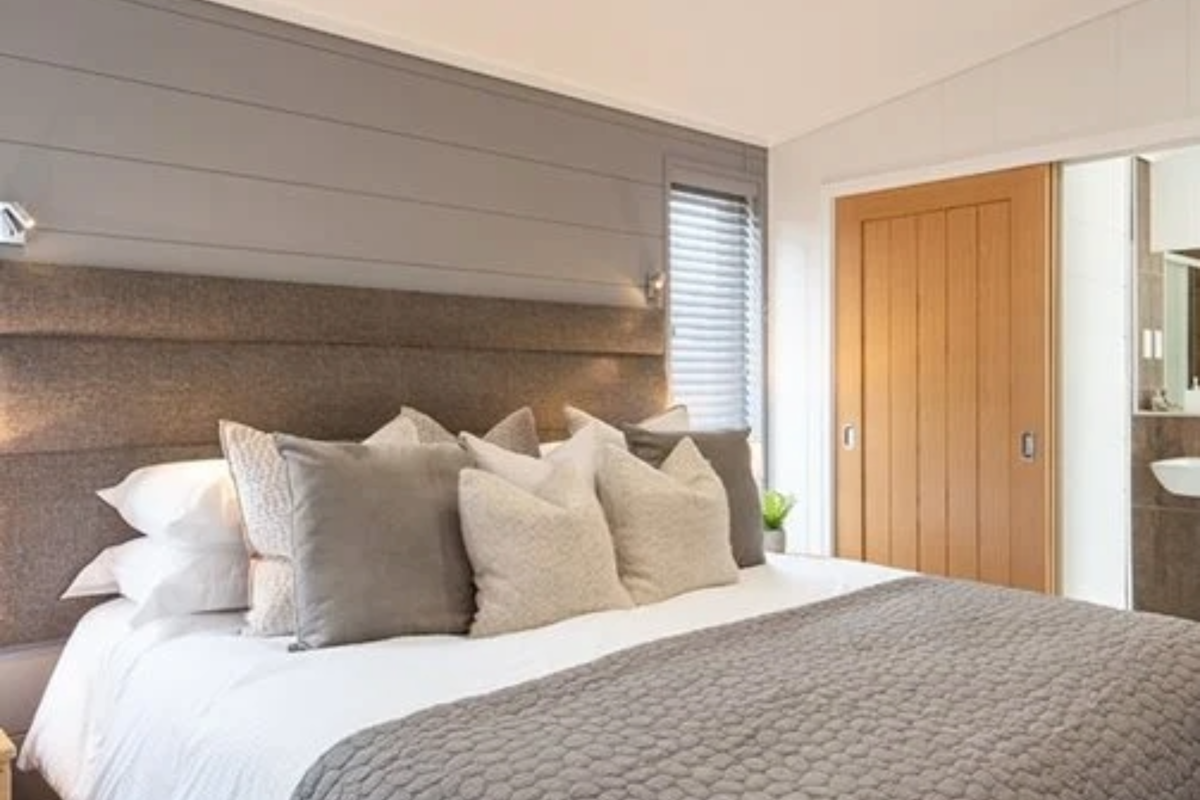 Prestige Dovecote, double bed at Brokerswood