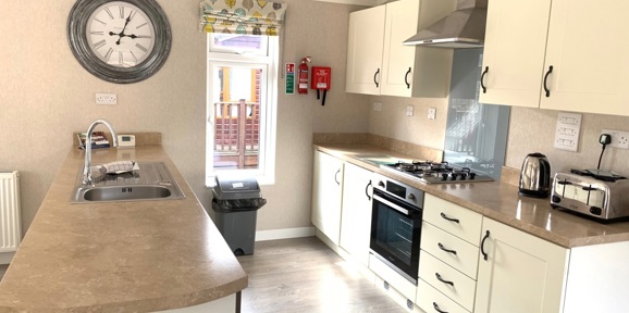 Omar Westfield, kitchen with breakfast bar at Finlake