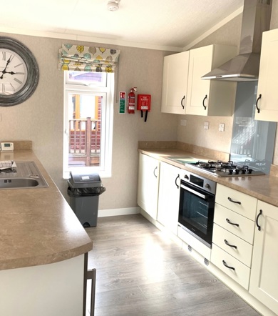 Omar Westfield, kitchen with breakfast bar at Finlake