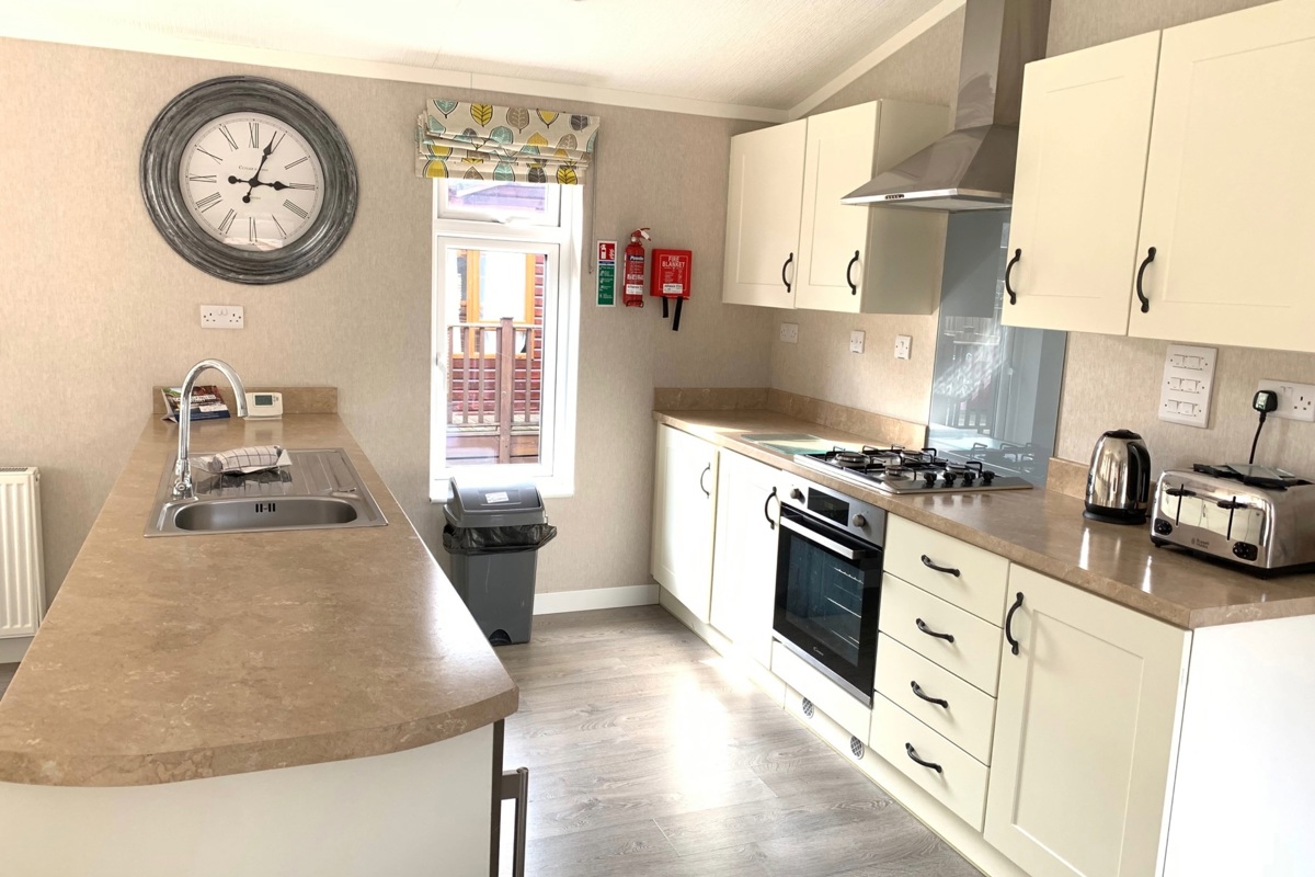 Omar Westfield, kitchen with breakfast bar at Finlake