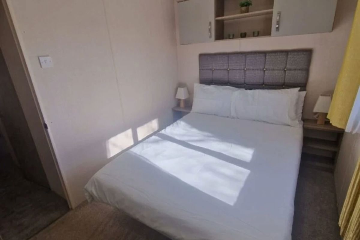 Carnaby Oakdale, master bedroom at Crugan