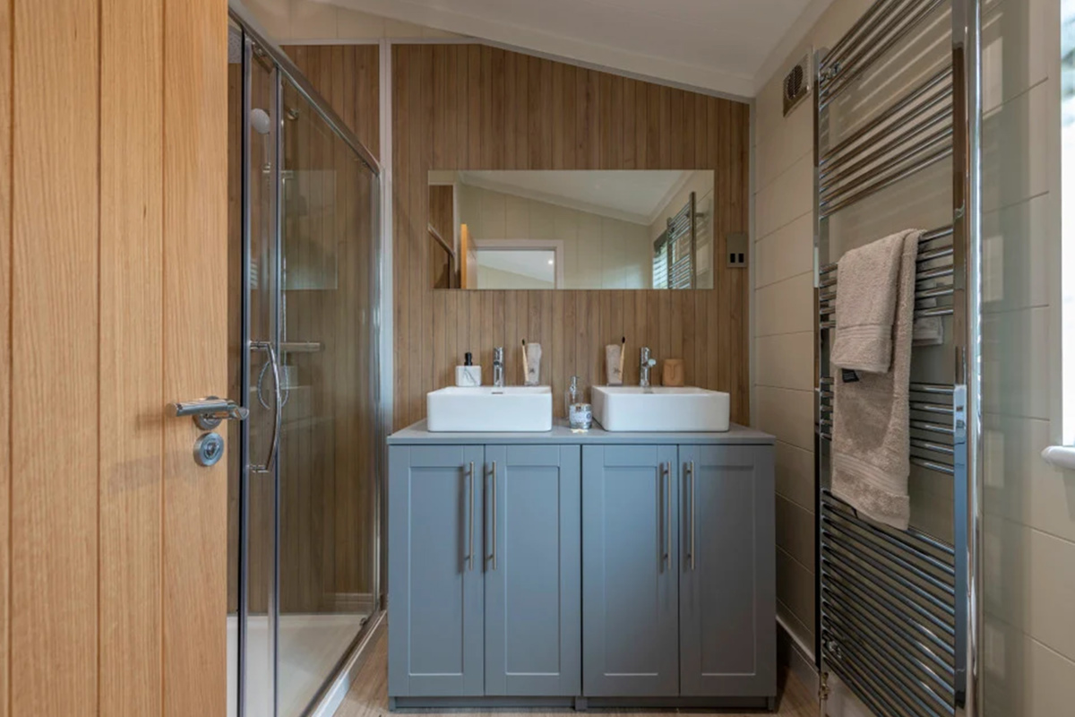 Wessex Contemporary bathroom with towel rail at The Warren