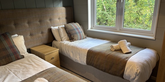 Prestige Foresters, twin bed with window at Brokerswood