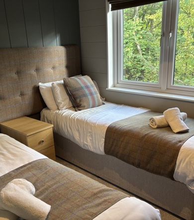 Prestige Foresters, twin bed with window at Brokerswood