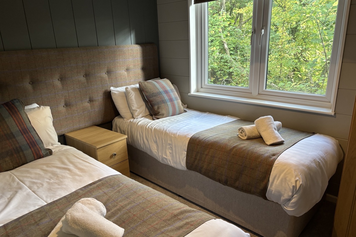 Prestige Foresters, twin bed with window at Brokerswood