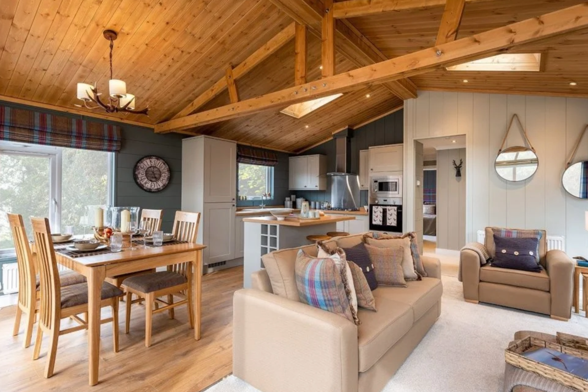 Prestige Foresters, lounge and dining area at Brokerswood