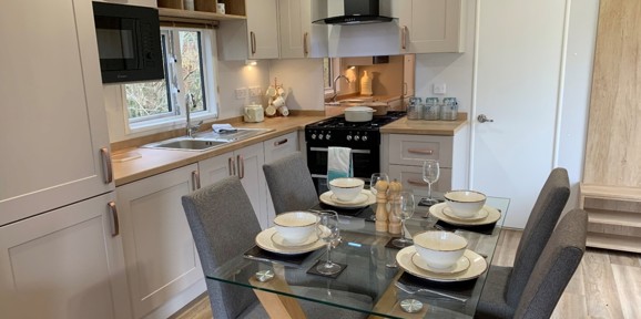 Sunseeker Spirit, dining area at Brokerswood