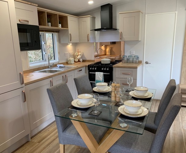 Sunseeker Spirit, dining area at Brokerswood