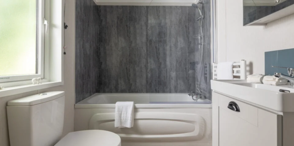 Sunseeker Sensation, bathroom at Finlake