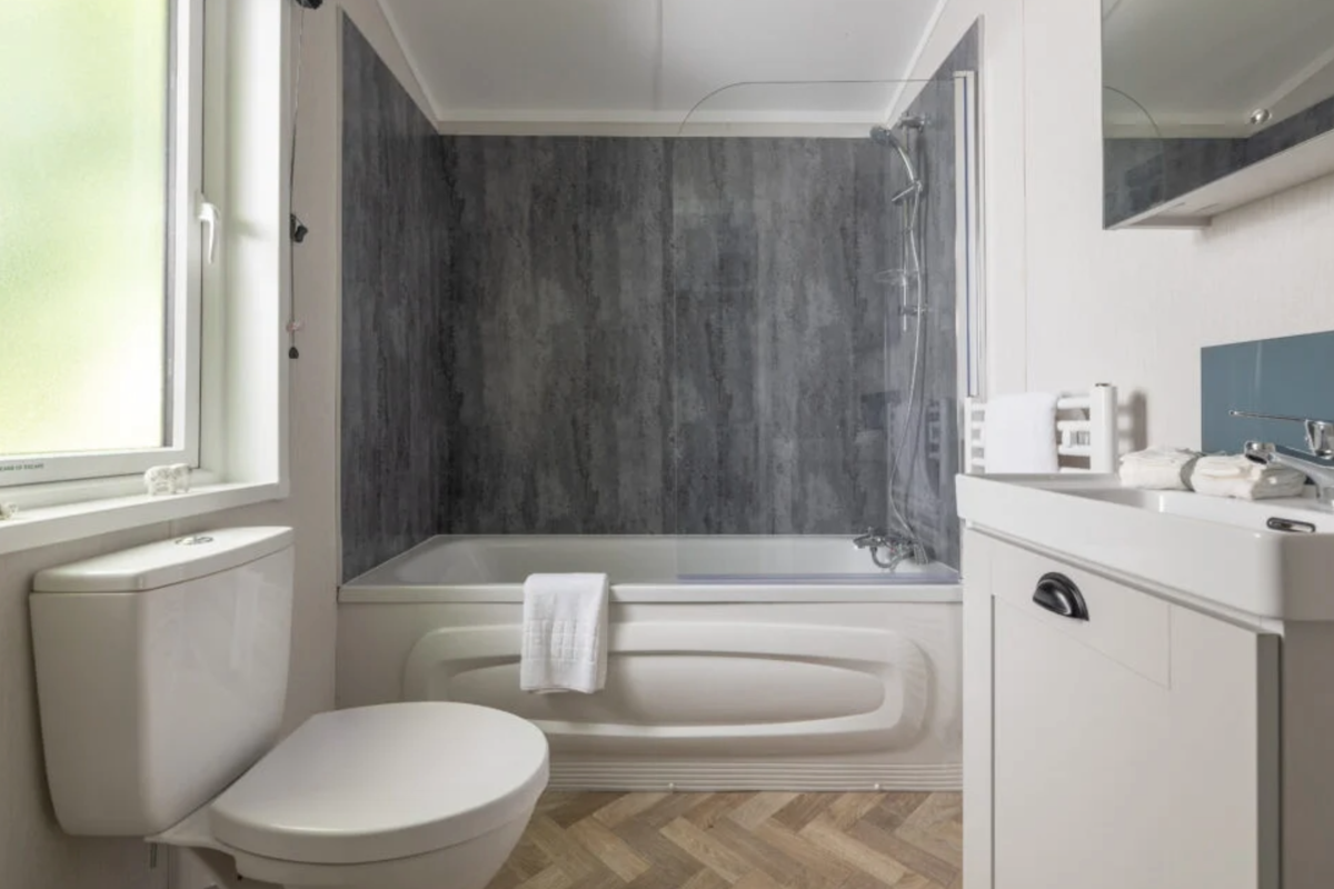 Sunseeker Sensation, bathroom at Finlake