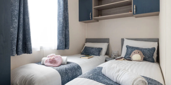 Regal Retreat, twin bedroom at Finlake 