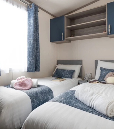Regal Retreat, twin bedroom at Finlake 