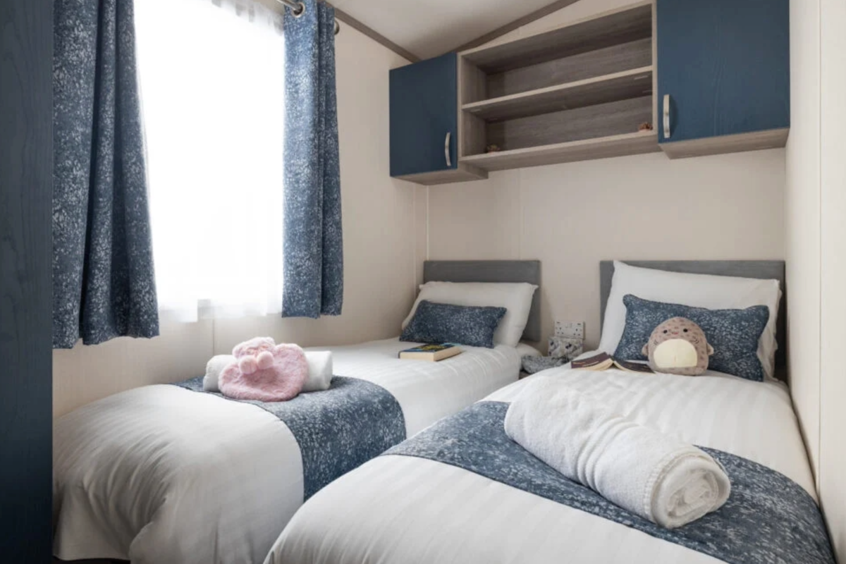 Regal Retreat, twin bedroom at Finlake 